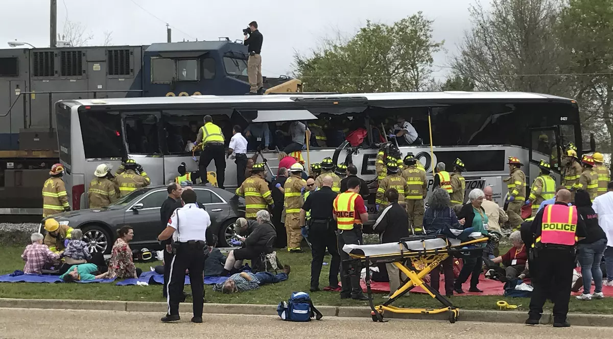 Un tren de marfă a lovit un autobuz, în statul american Mississippi. Patru morți și zeci de răniți