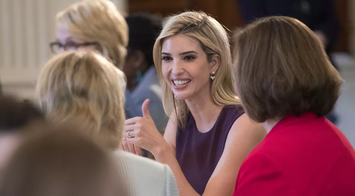 Scarlett Johansson o parodiază pe Ivanka Trump | VIDEO