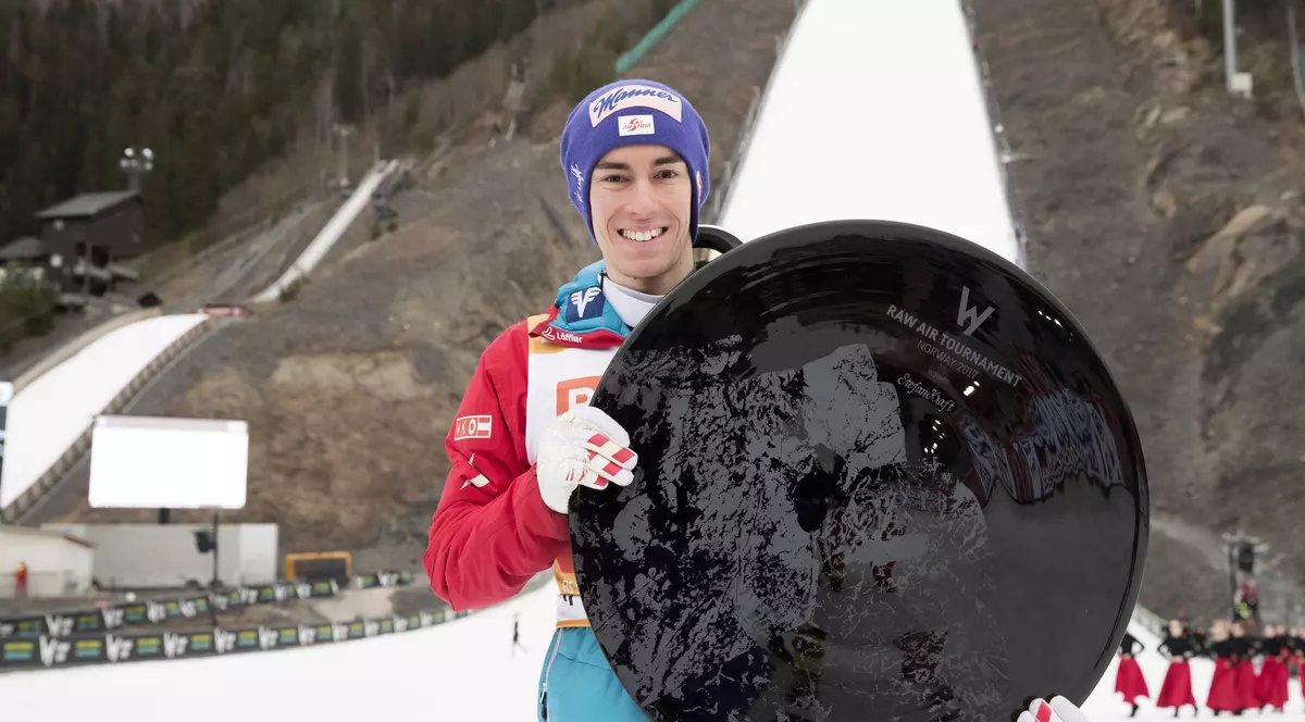 Record mondial de zbor cu schiurile pentru austriacul Stefan Kraft: 253.5 metri!