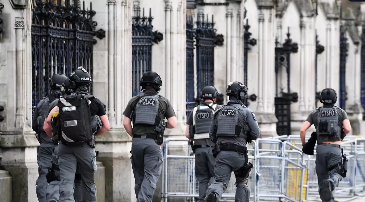 „Focuri de armă și explozii” s-ar fi auzit în apropiere de Westminster, joi seara. Polițiștii au fost chemați pentru a verifica un bagaj suspect