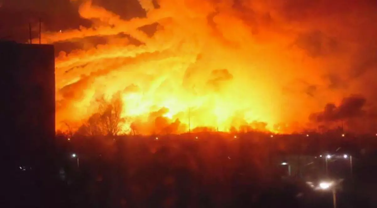 Explozie la un depozit de muniție din Ucraina. Mii de oameni au fost evacuați | VIDEO