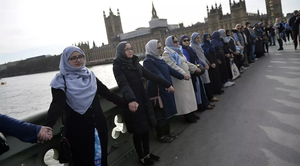 Lanț uman pe podul Westminster. Gestul făcut de mai multe femei musulmane | FOTO