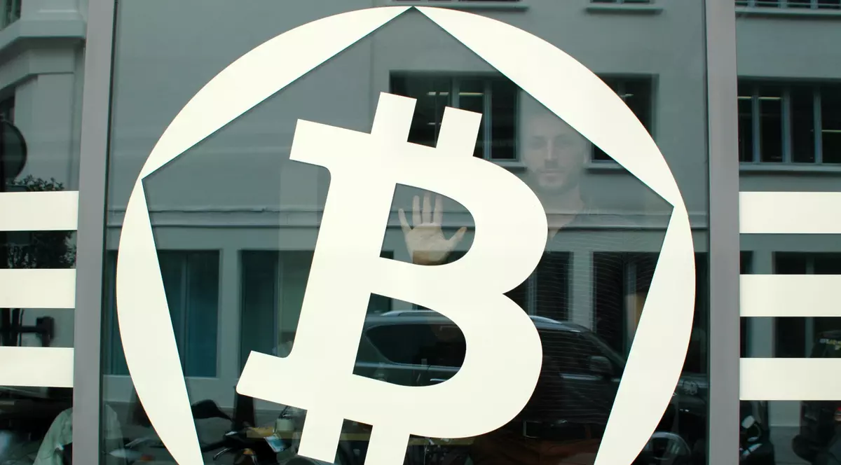 Bitcoin a depășit pentru prima oară valoarea aurului