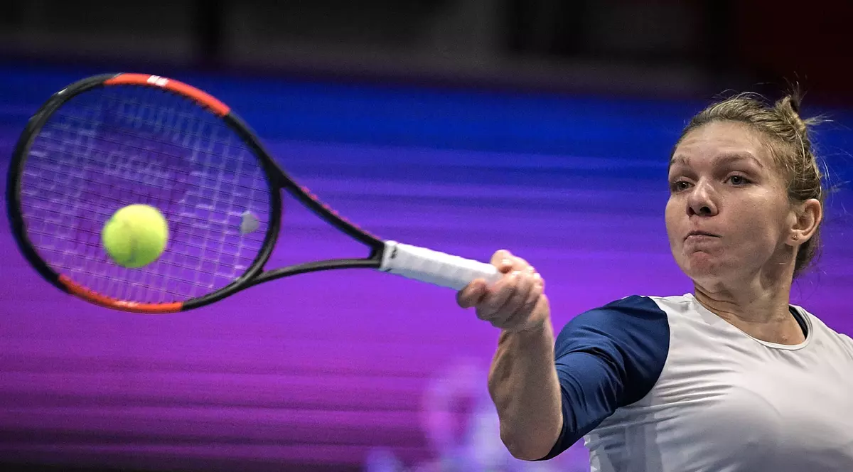 Simona Halep returnează mingea în terenul unei adversare. (FOTO: HEPTA)