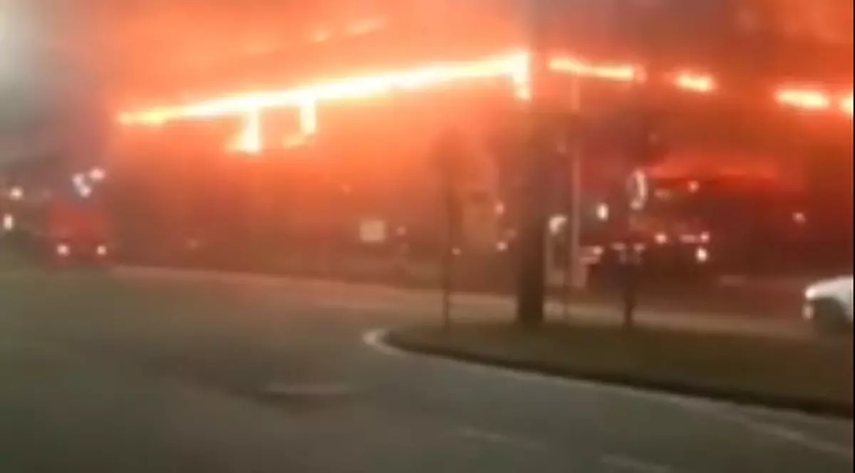 Incendiu în Arad la centrul comercial al fotbalistului George Țucudean. Un pompier a fost rănit în timp