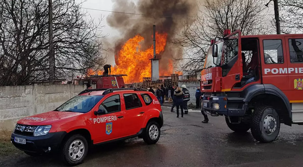 Incendiu în județul Cluj. Flăcările uriașe au înghițit un depozit