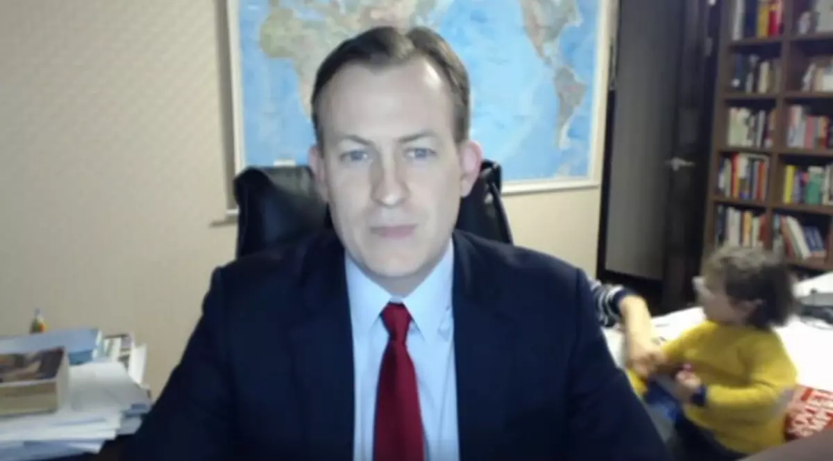 Un interviu BBC a devenit viral. Un analist politic a fost întrerupt de copiii săi în timp ce era în direct | VIDEO