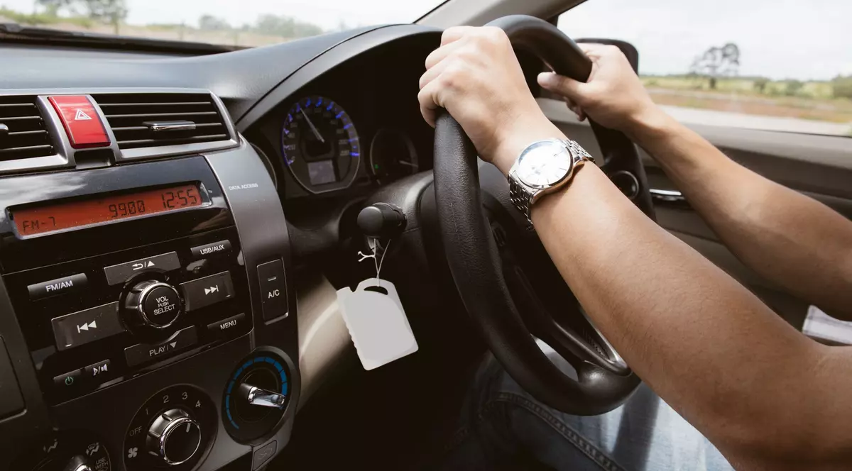 riscurile conducerii autoturismelor cu volan pe dreapta