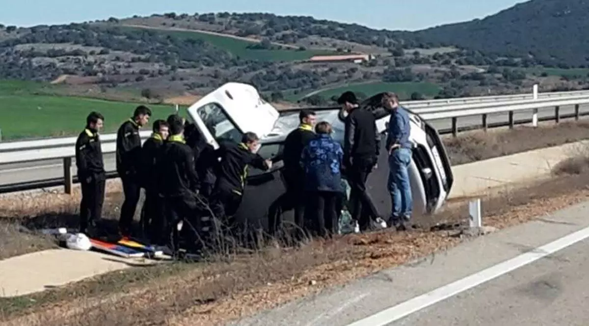 Jucătorii unei echipe din Spania s-au oprit ca să ajute niște oameni răniți în accident