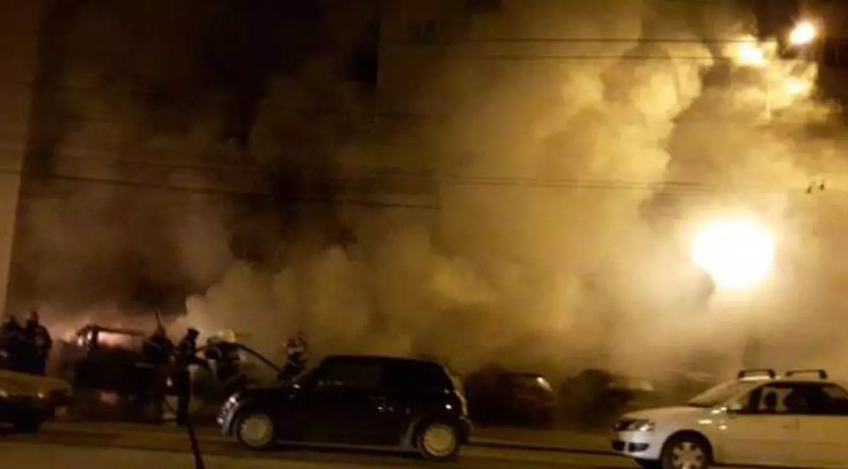 Mașini în flăcări într-o parcare din Timișoara. De la ce a plecat focul