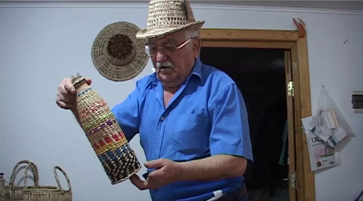 Meșterul din Vrancea care mai face din stuf coșuri, pălării și rogojini. Îi invață pe copiii din sat arta artizanală