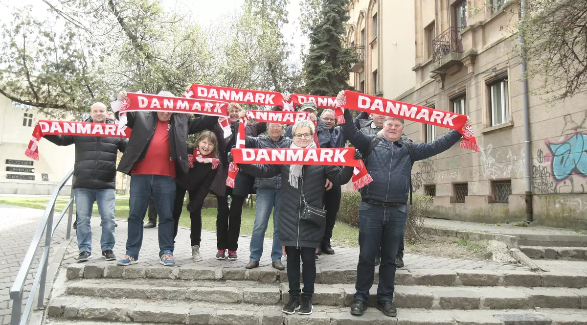 Suporterii danezilor s-au plimbat prin lapoviță și ninsoare prin centrul Clujului