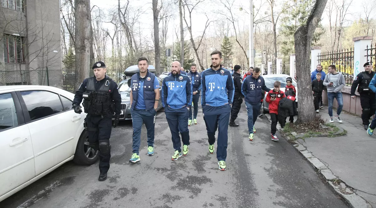 Trei ore și jumătate până la România - Danemarca. Și tricolorii s-au dezmorțit la o scurtă plimbare | FOTO&VIDEO