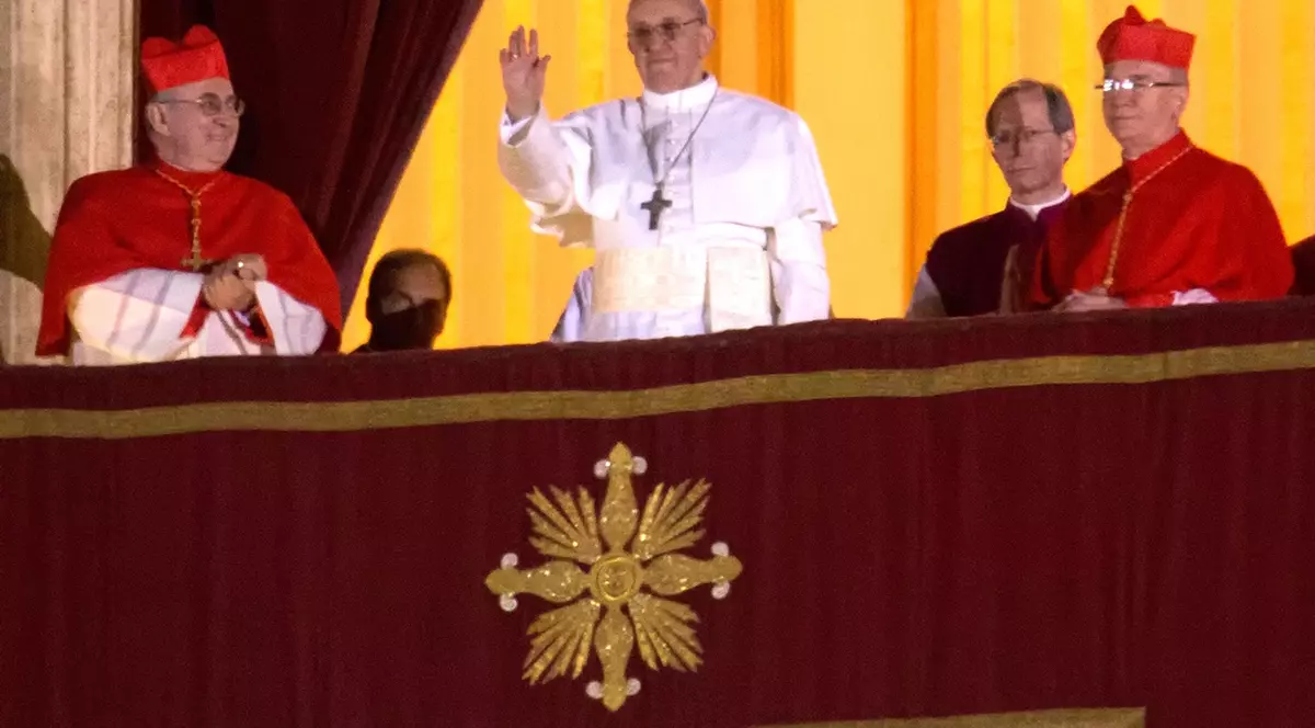 Papa Francisc a condus Drumul Crucii în jurul Colosseumului