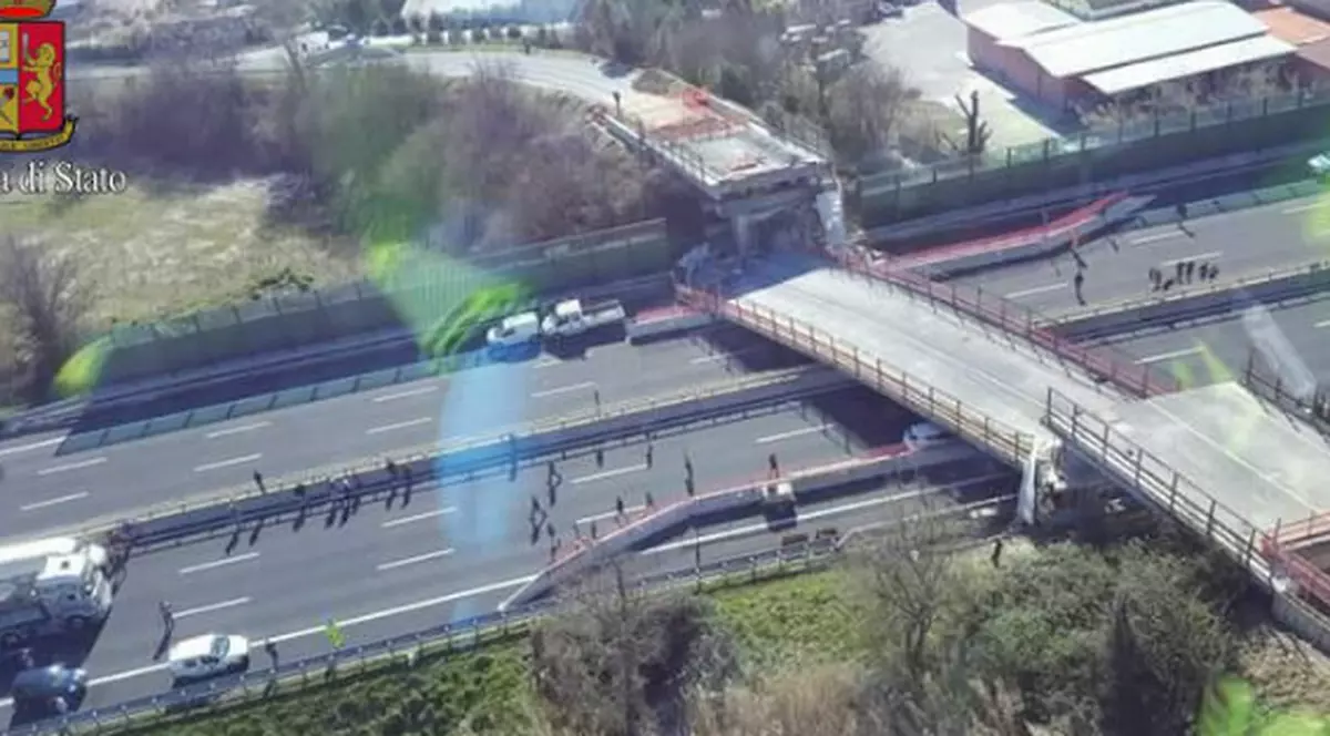 UPDATE / Trei români au fost răniți după ce un pod s-a prăbușit peste o autostradă, în Italia