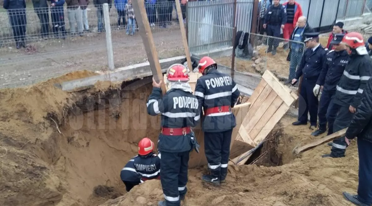 UPDATE Operațiune de salvare a unui tânăr prins sub un mal de pământ la Smeeni. Victima a decedat