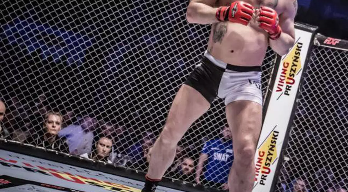 FOTO EXCLUSIV Din ring, în  spatele tejghelei Marele campion Marius Tiță vinde pește și fructe de mare în piață