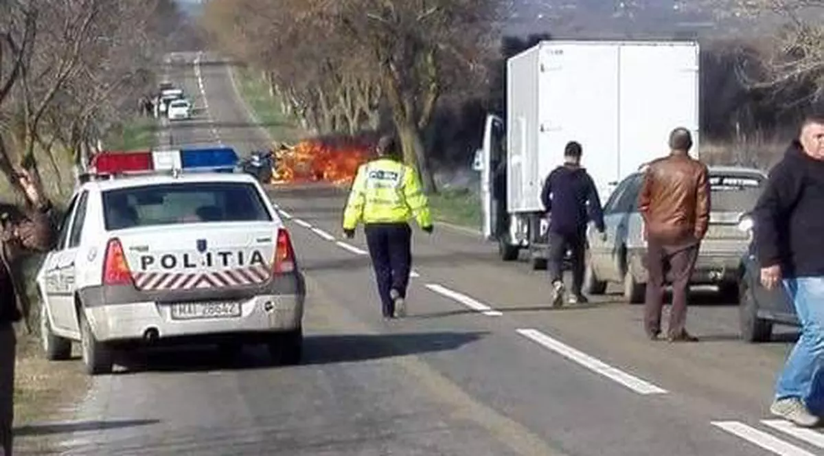 Șofer găsit carbonizat în propria mașină după ce s-a izbit de un copac