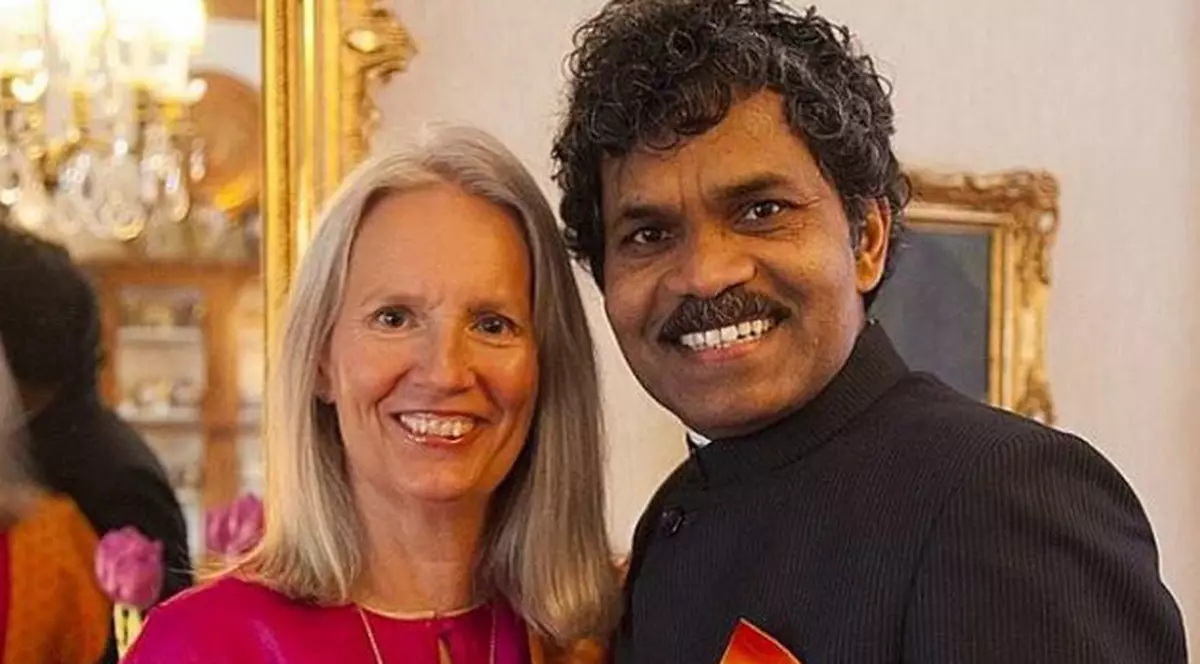 Povestea de dragoste care a devenit best-seller: A pedalat din India până în Suedia ca să fie alături de sufletul pereche