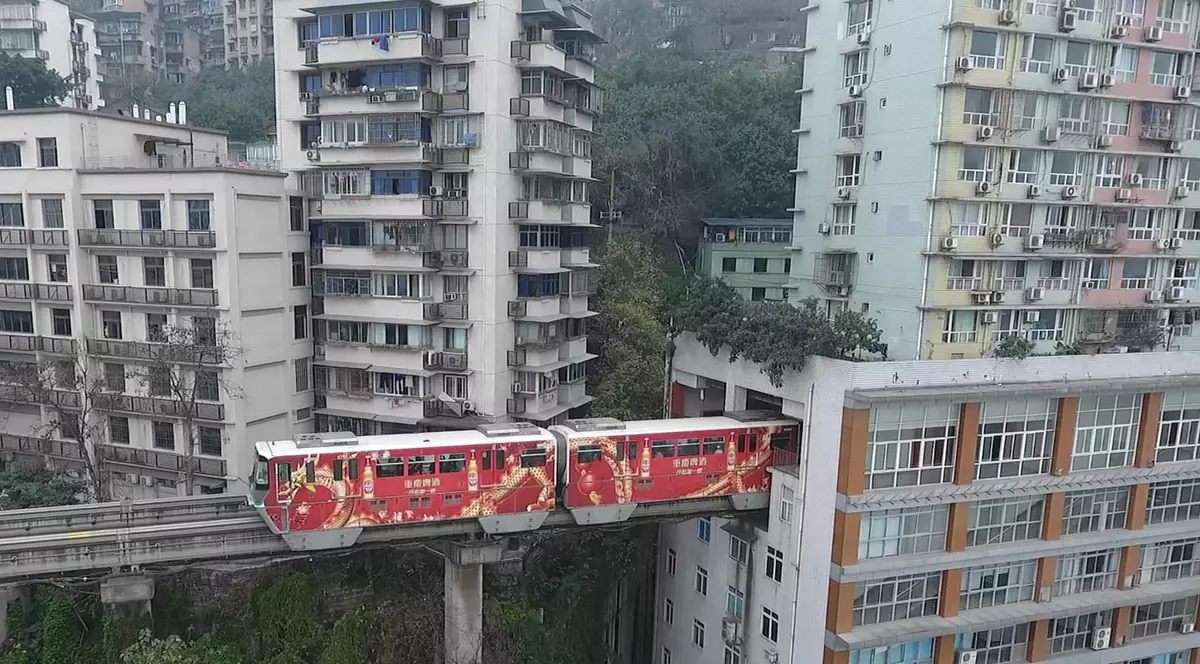 Un tren traversează un bloc cu 19 etaje. Construcția din China care a uimit întreaga lume