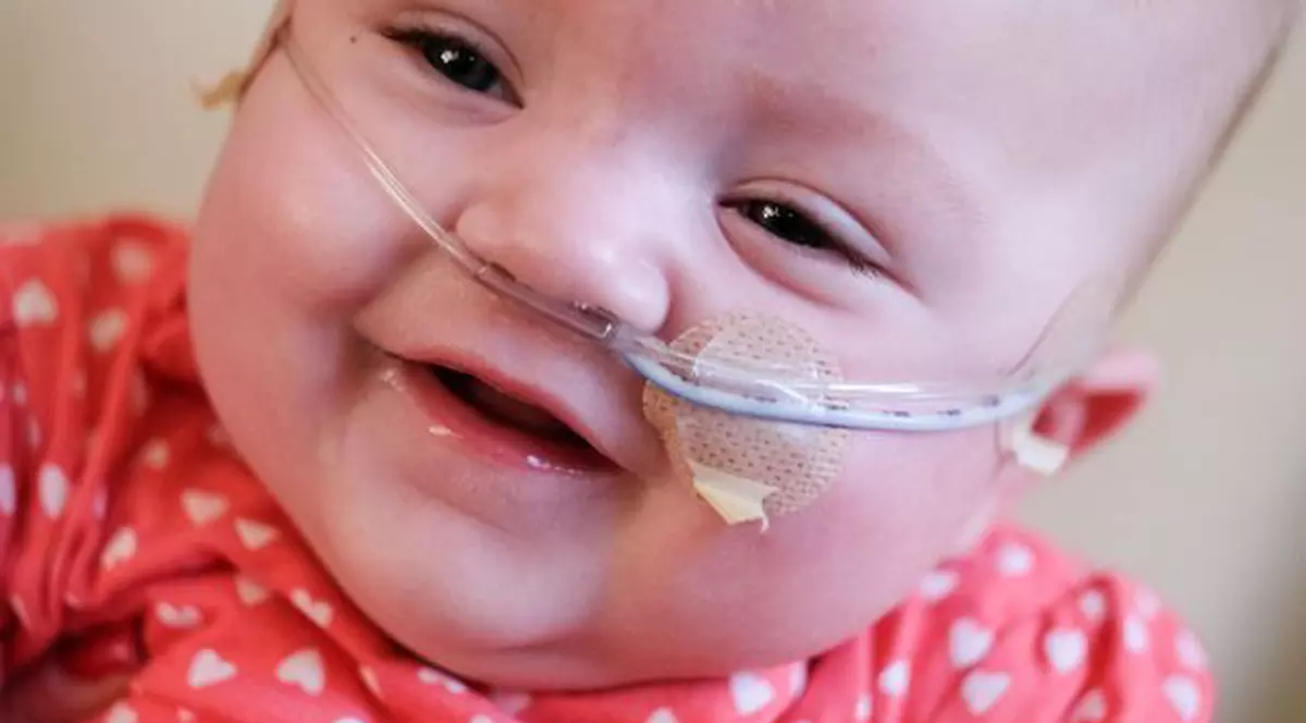 S-a născut la 24 de săptămâni și cântărea 800 de grame. Cum arată acum fetița la 9 luni. Transformarea e uluitoare