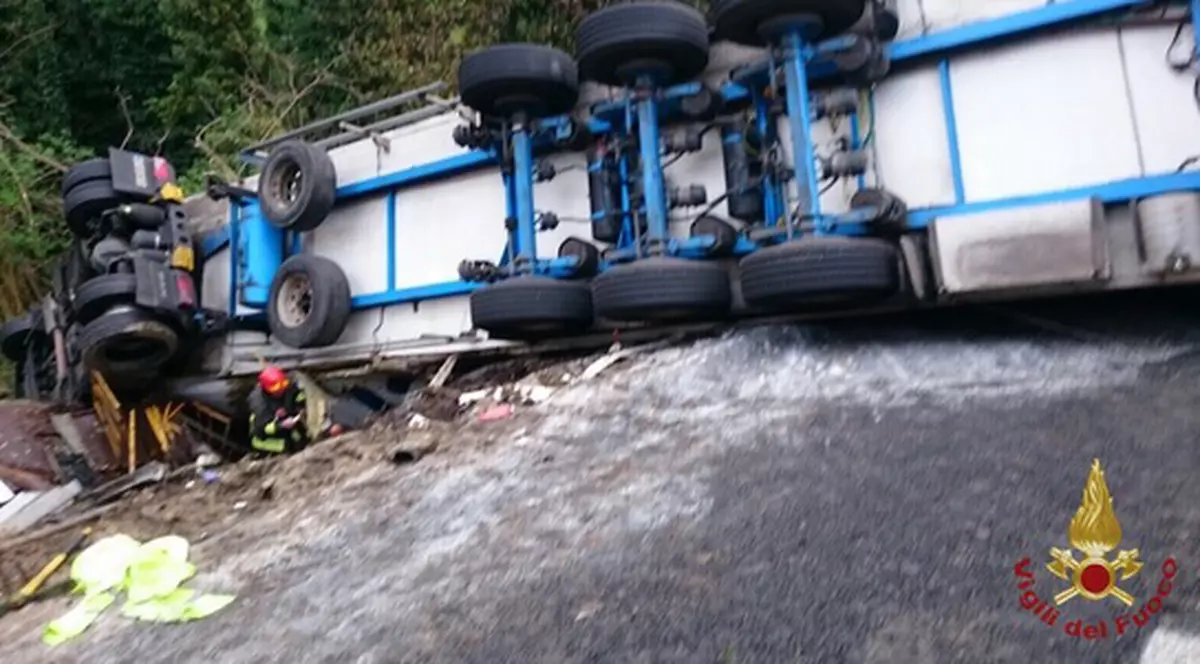 Un român a provocat un accident cu doi morți și nouă răniți în nordul Italiei