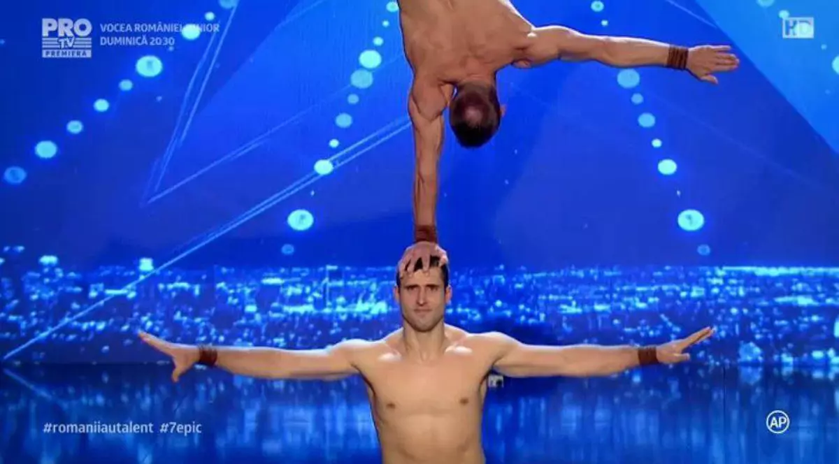 Pe amândoi îi cheamă Vladimir, au trupurile bine lucrate, emană eleganță și forță, iar numărul lor a fost de o sincronizare perfectă!