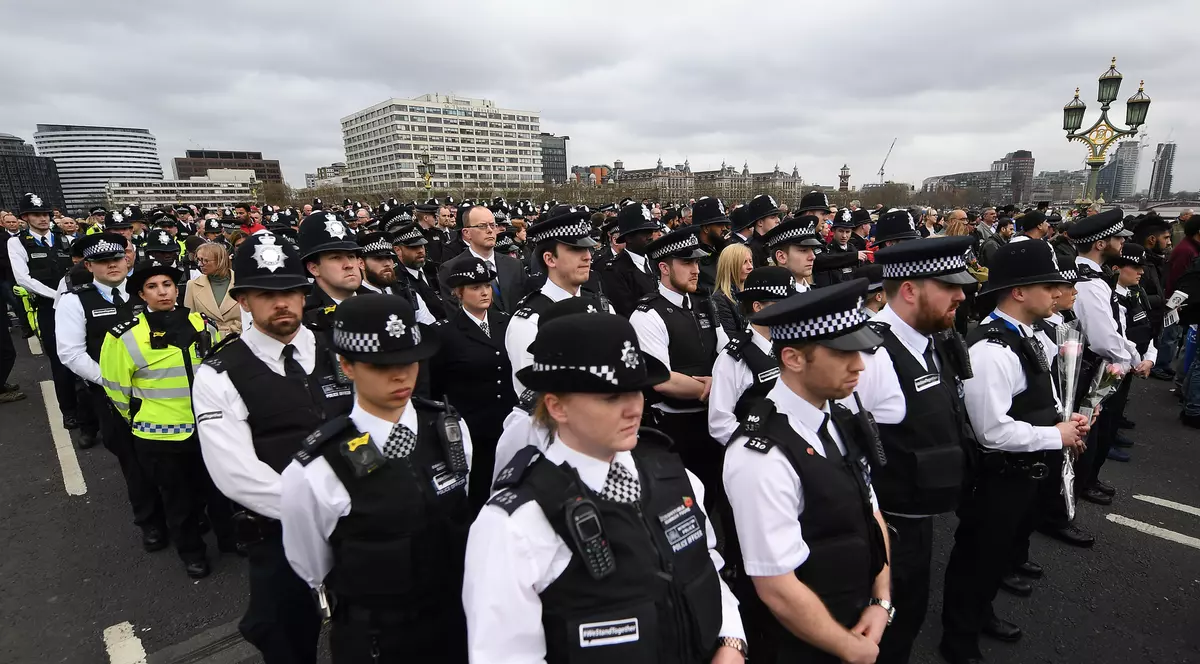 Zeci de polițiști țin moment de reculegere pe Podul Westminster