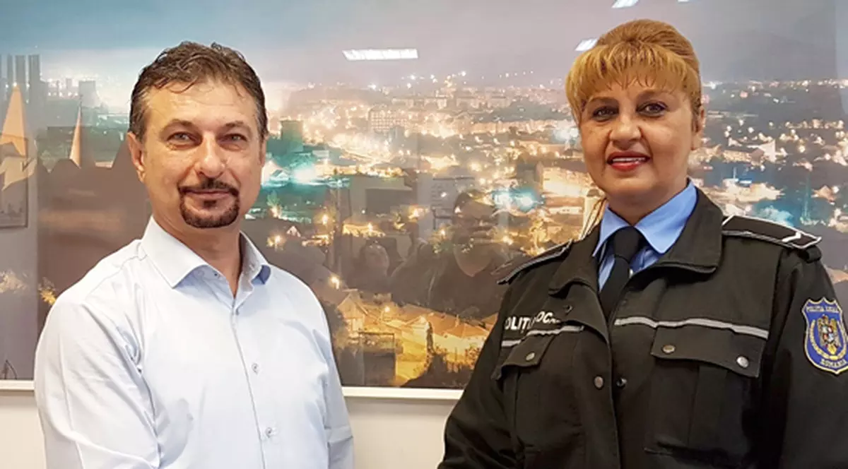 O angajată a Poliției Locale din Hunedoara a găsit 17.000 de lei uitați de un pensionar într-un bancomat