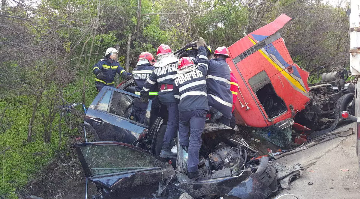 UPDATE | Județul Olt: Șoferul TIR-ului care a provocat accidentul avea permisul suspendat de trei ore, circula cu anvelope reșapate și nu respectase timpii de odihnă