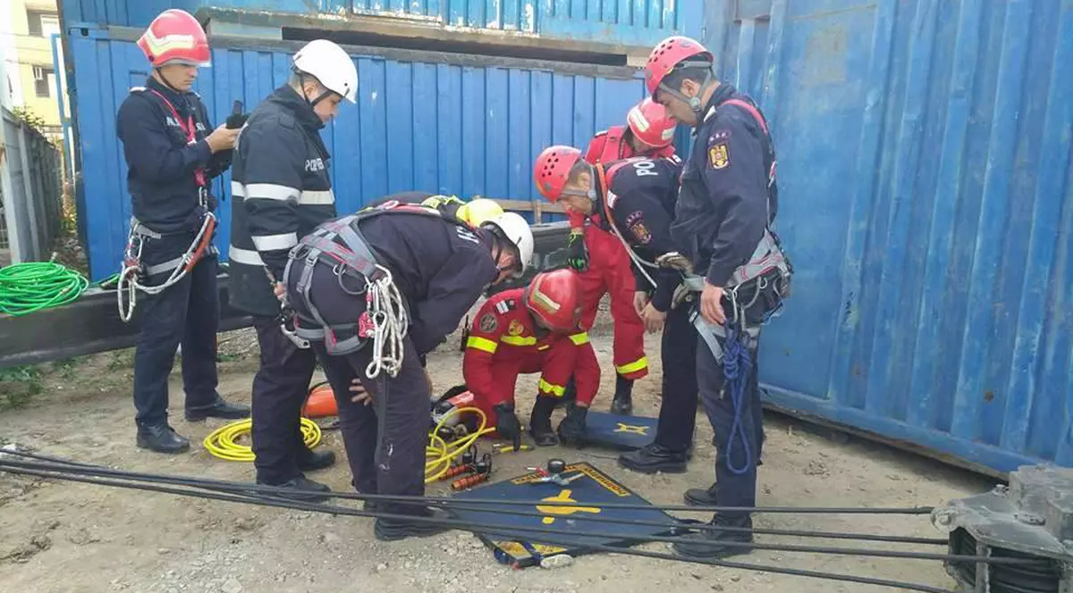 Muncitor strivit de un container, pe un șantier din Capitală / FOTO