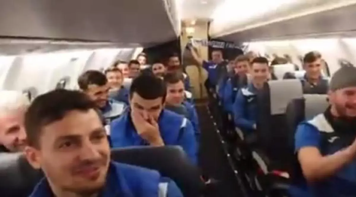 Așa au petrecut oltenii în avion după victoria cu Viitorul. Echipa de old-boys a Craiovei Maxima rejoacă diseară meciul de la Kaiserslautern