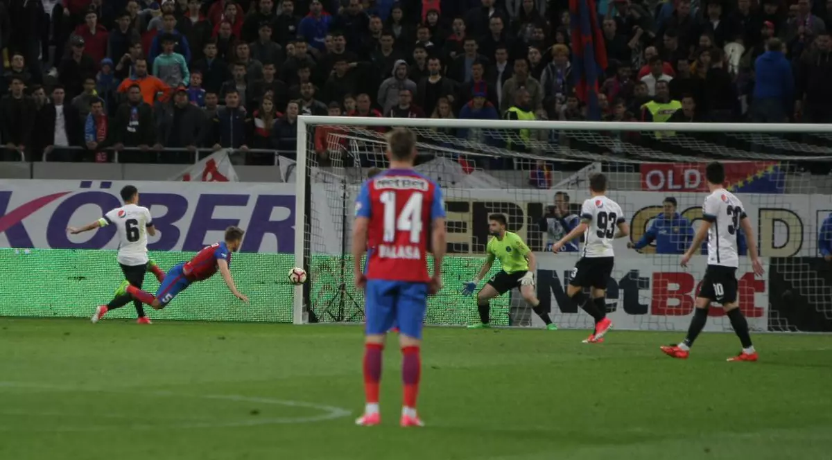 Steliștii ”fecesebiști” dau năvală la meciul cu Dinamo. Câte bilete s-au vândut în peluza oaspeților? 