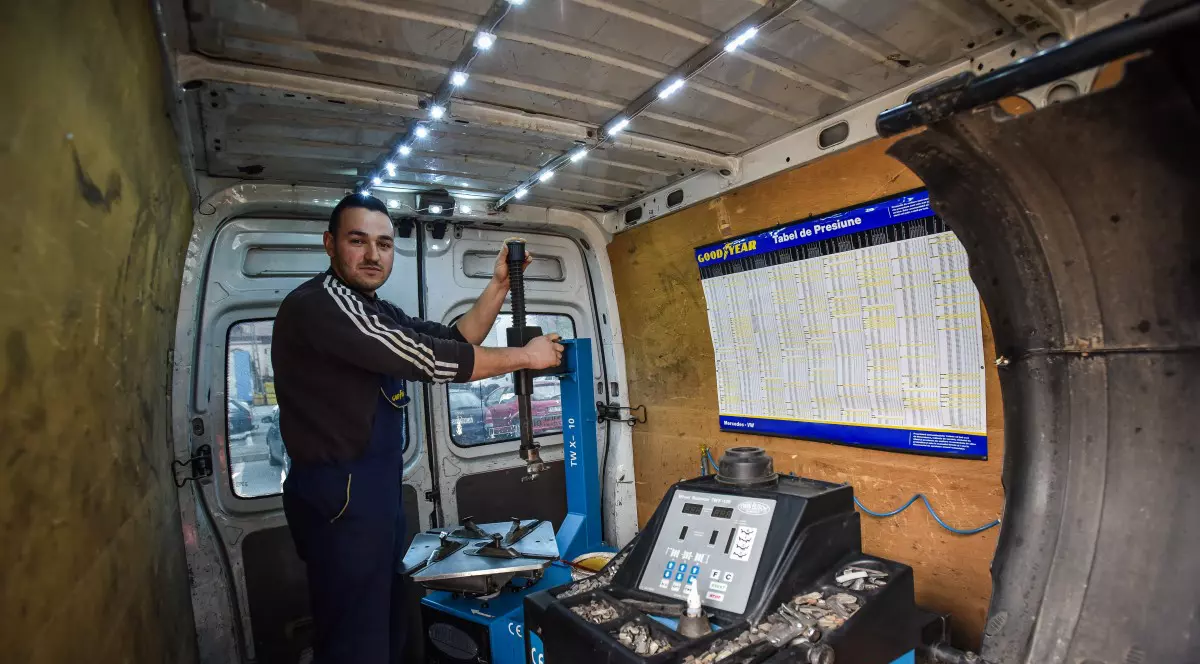 Și-a transformat microbuzul într-o vulcanizare mobilă. Afacerea cu care un tânăr din Sibiu vrea să dea lovitura