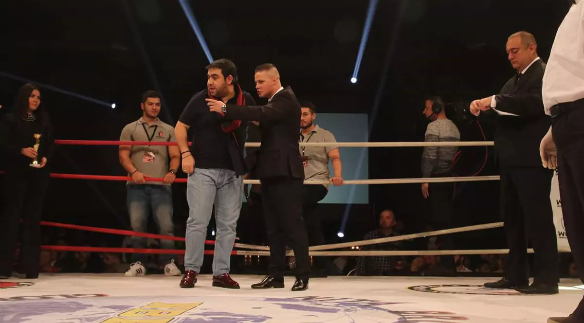 Dan Bursuc, stânga, alături de promotorul Marius Niță. Cei doi sunt în centrul ringului de box