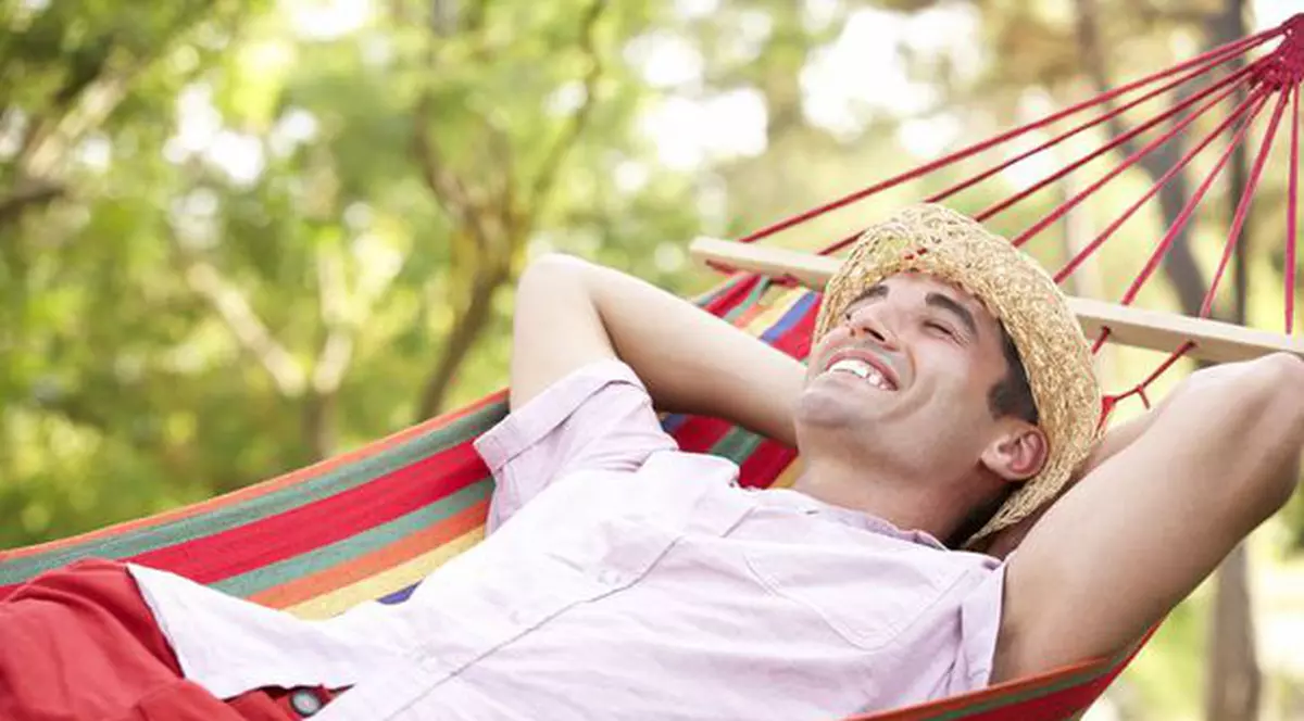 Cei mai comozi bărbați din zodiac. Nu ridică un deget dacă nu au ceva de câștigat!