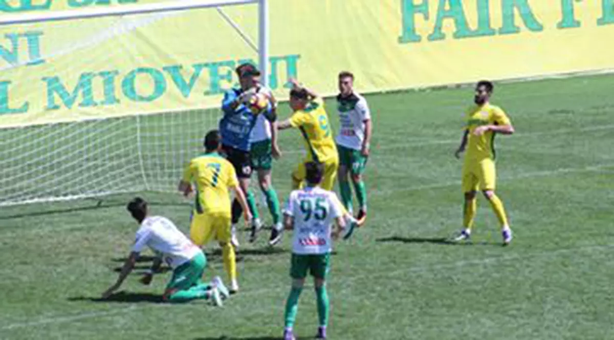 Fază dintr-un meci disputat de CS Mioveni în Liga 2. (FOTO: csmioveni.ro)