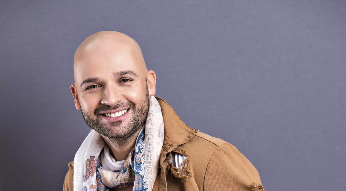 Andrei Ștefănescu se pregătește de botez. Când își creștinează artistul fiul