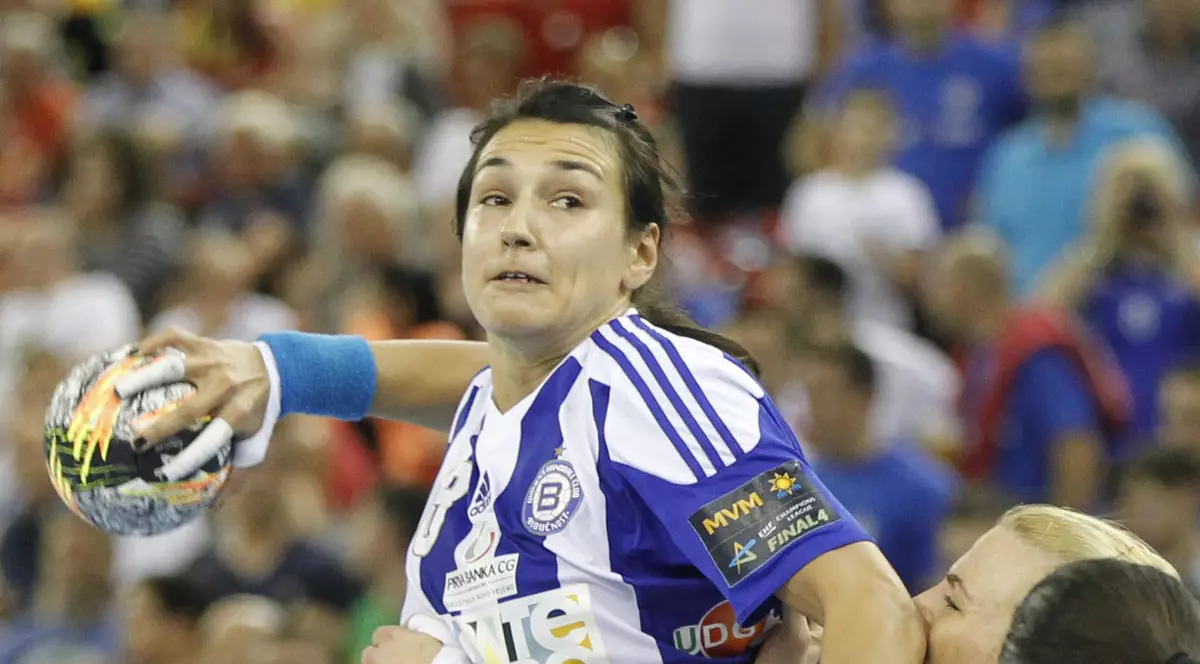 Cristina Neagu (cu mingea) aruncă la poartă în timpul unui meci Buducnost Podgorica - Vardar Skopje, din Liga Campionilor la handbal feminin. (FOTO: EPA)