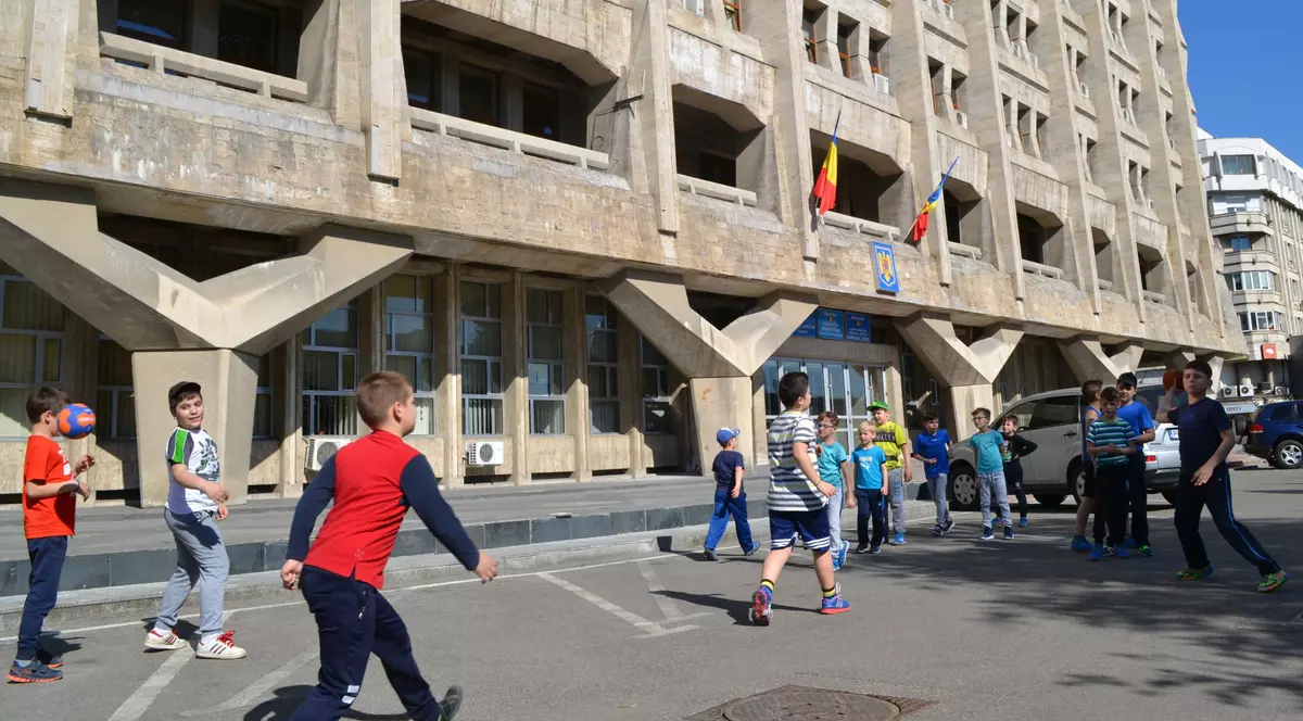 Activitatea sportivă de la CSM Ploieşti, în blocaj total! Sportivii ploieșteni se antrenează în fața Primăriei!