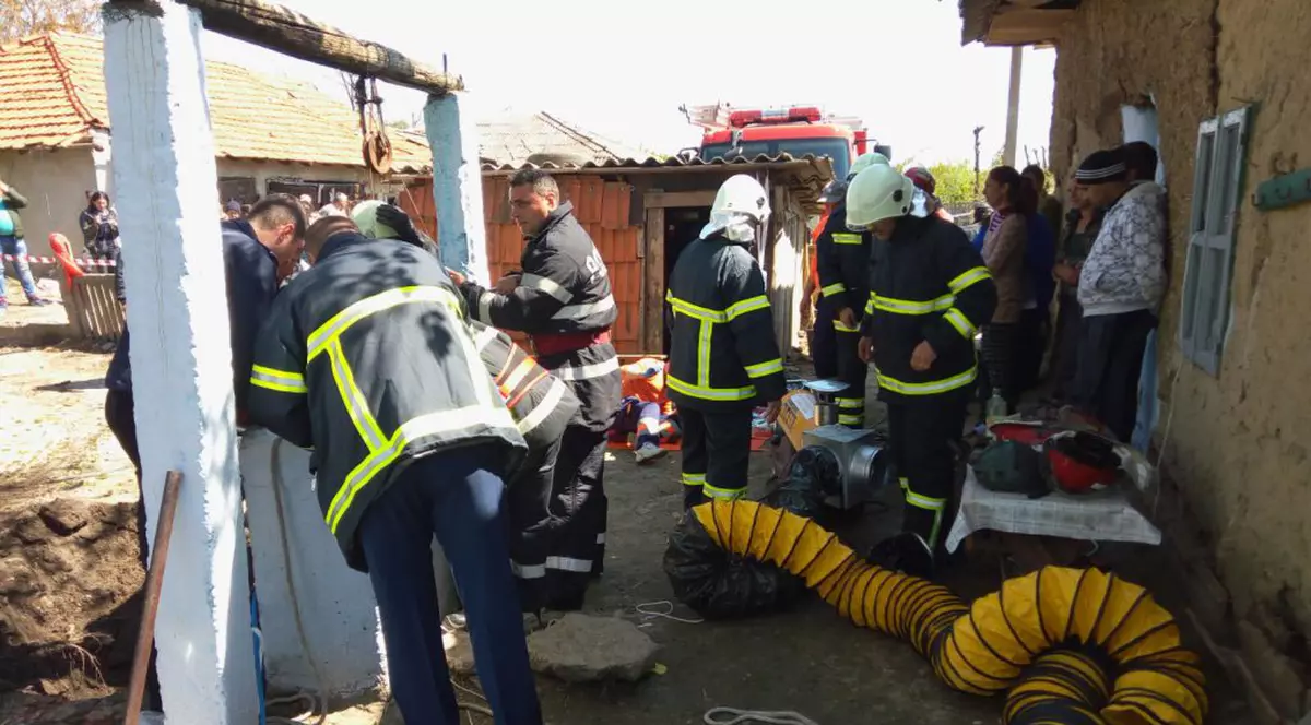 EXCLUSIV. Tatăl copilului rămas captiv la 16 metri sub pământ nu s-a dezlipit de lângă fântâna care i-a înghițit băiatul. ”Dragu’ tatii, îți trimit un ou!”