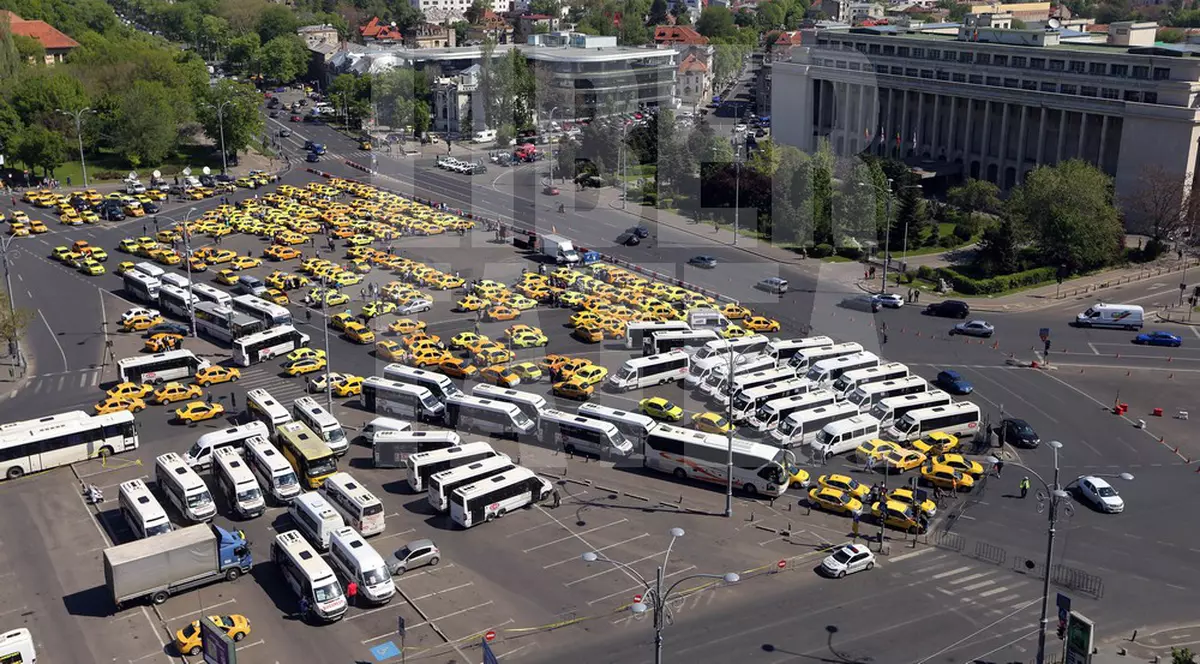 Taximetriștii dau în judecată companiile care au dezvoltat aplicațiile de taxi Star și Clever