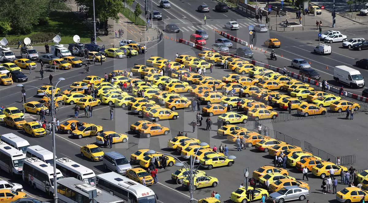 FOTO / Într-o cursă de 40 de minute prin Palatul Victoria, taximetriștii au găsit promisiunile pentru a învinge Uber. Șoferii vor putea fi amendaţi pentru transportul neautorizat de persoane