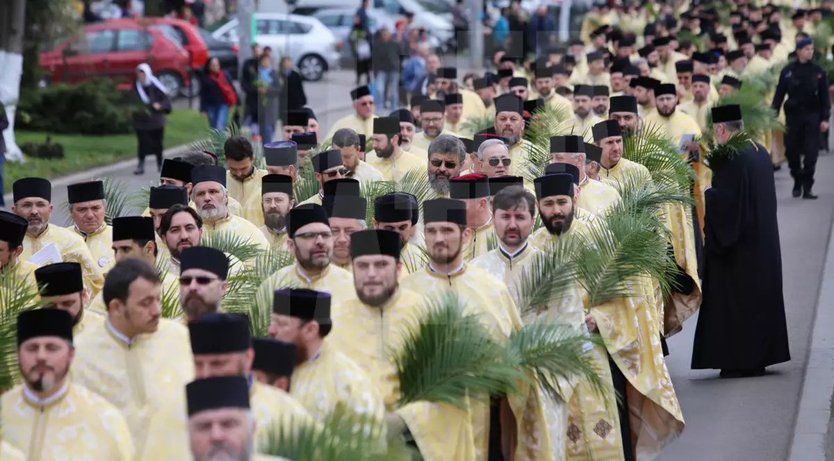 Spectacol pe străzile Capitalei. 1.000 de fețe bisericești și 4.000 de enoriași au participat la pelerinajul de Florii / FOTO&VIDEO