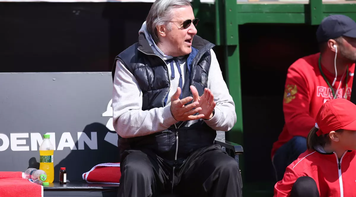 Ilie Nastase, capitanul nejucator al echipei de Fed Cup a Romaniei, a fost trimis in tribune, in timpul meciului Sorana Cirstea - Johanna Konta, al doilea din barajul pentru Grupa Mondiala 2, dupa care a fost evacuat si de acolo, de catre supervizorul partidei, din cauza unor injurii aduse arbitrului de scaun. SPORT PICTURES