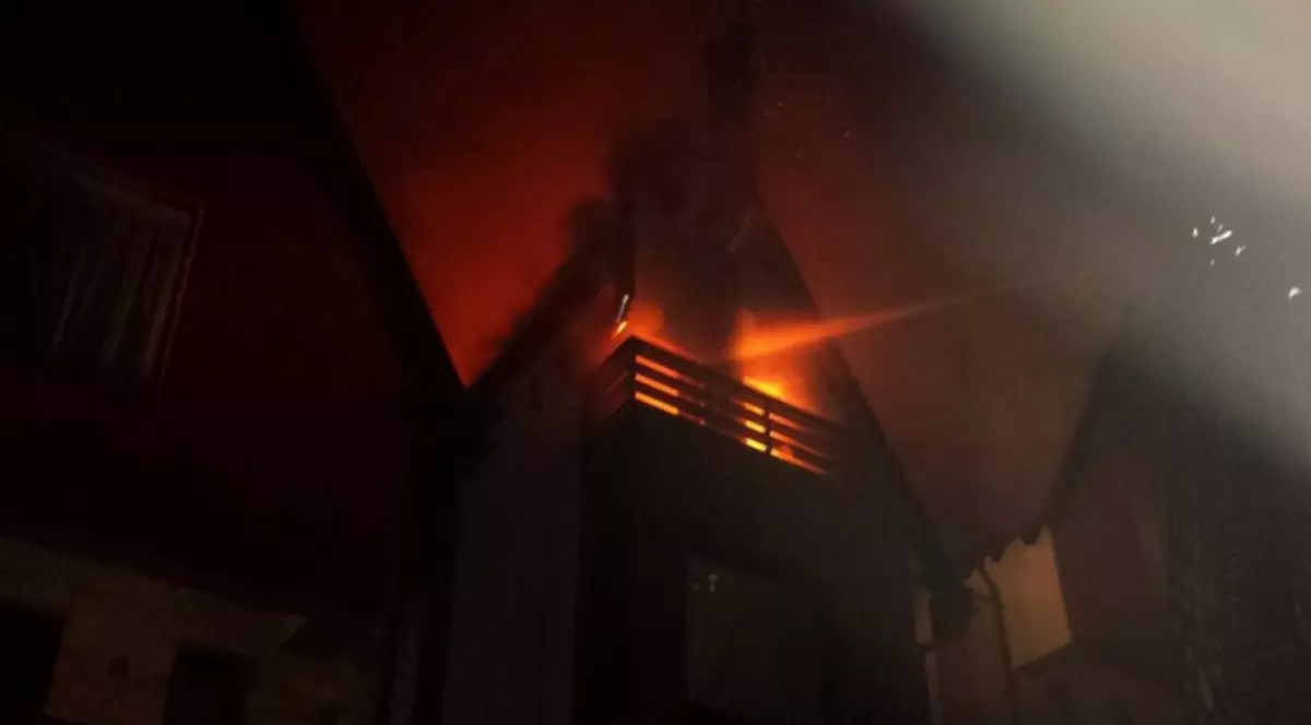 Incendiu puternic la Sinaia. Zeci de persoane au fost evacuate dintr-un hotel de 5 stele / VIDEO&FOTO