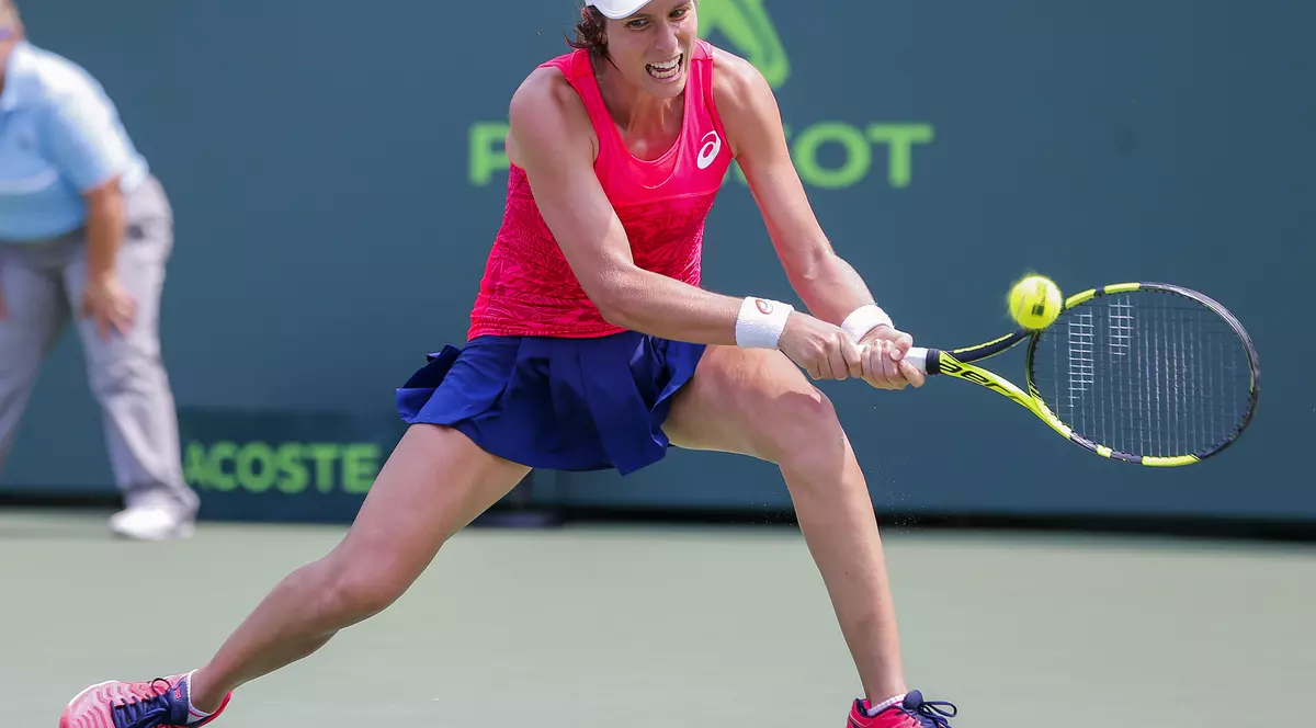 Johanna Konta trimite mingea în terenul lui Caroline Wozniacki, în timpul finalei de la Miami Open. (FOTO: EPA)