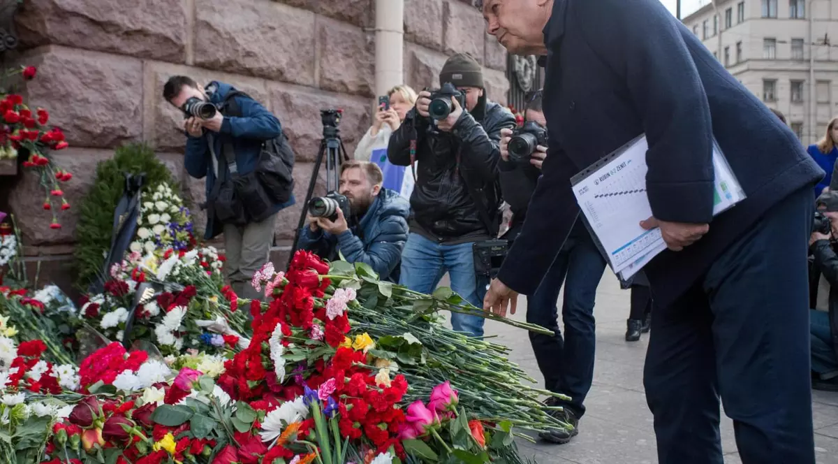 Mircea Lucescu depune flori în fața intrării în stația de metrou din Sankt-Petersburg în care a avut loc atentatul terorist. (FOTO: fc-zenit.ru)