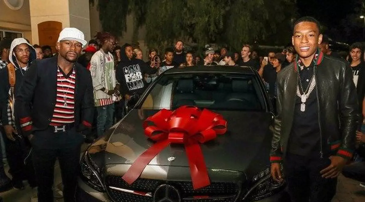 Floyd Mayweather i-a făcut cadou fiului său un super bolid. Puștiul a împlinit 16 ani