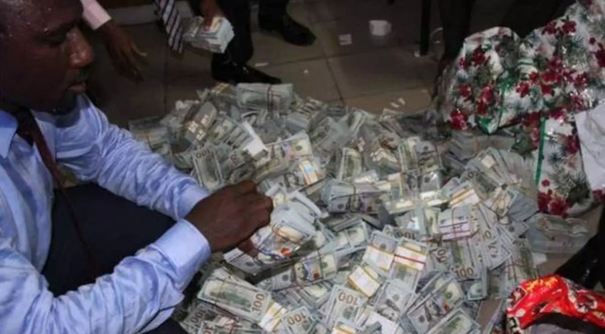 Aproximativ 43 de milioane de dolari au fost găsiți într-un apartament din Nigeria